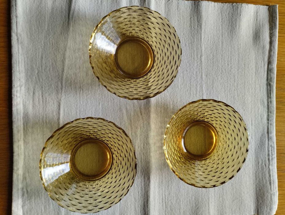 Salaterki z żółtego szkla