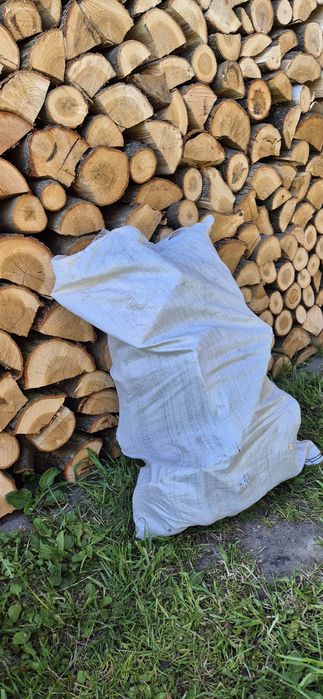Sprzedam drewno dąb ,pocięte sezonowanena 25 cm kawałki.