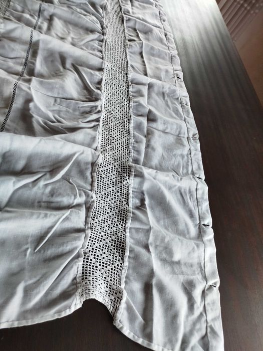 Uma cortina de tecido com renda