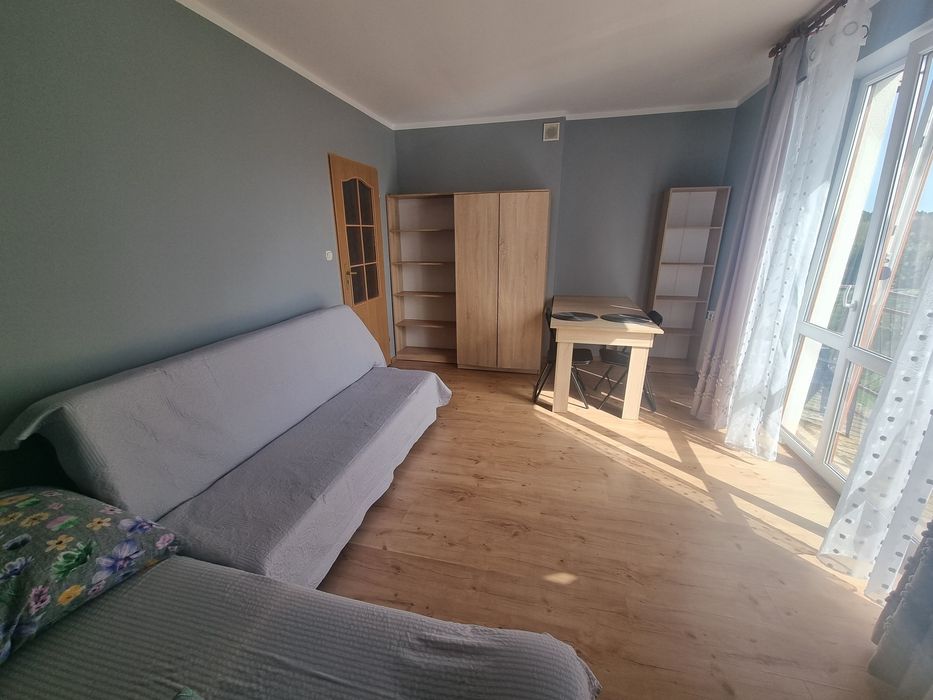 Wolne pokoje nad jeziorem. Rezerwacje lato 2026