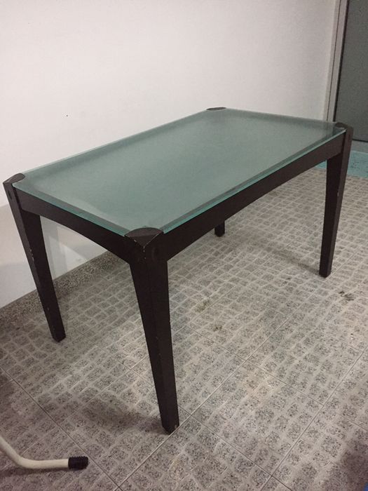 Mesa Jantar com tampo em vidro temperado.