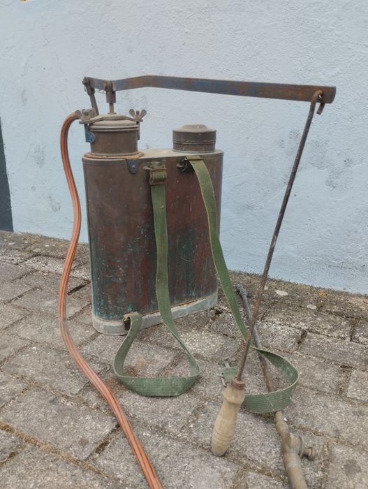 Pulverizador antigo de cobrem