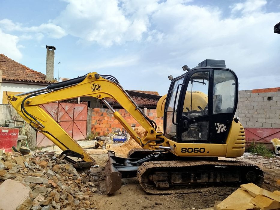 Giratória  JCB8060 6.4Toneladas 2007 e muitos acessórios.