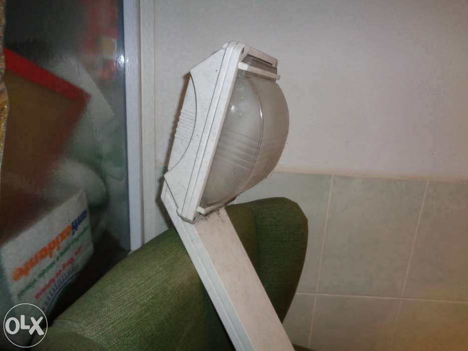 Candeeiro espectacular de pé em aluminio lacado branco