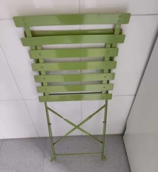 Mesa de jardim e cadeiras