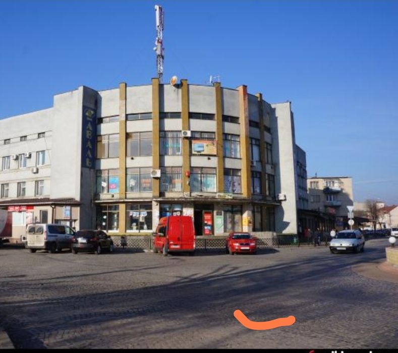 Комерційна нерухомість . В центрі міста Свалява.