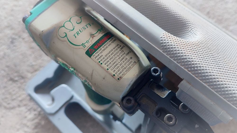 Máquina de pregar pneumática