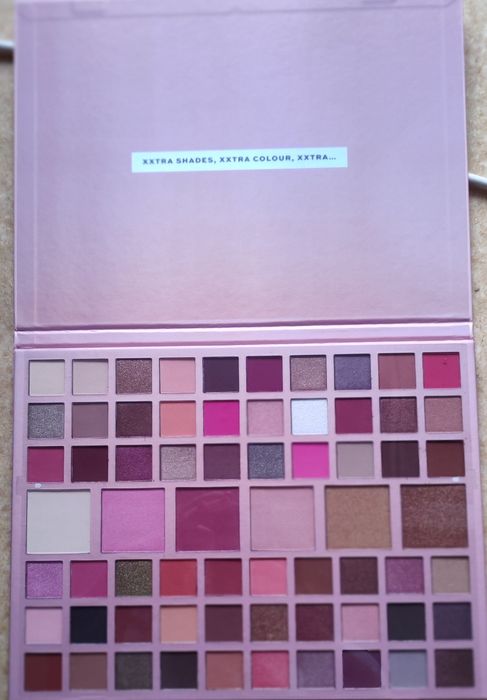 Paleta Revolution Explicit Shadow Palet ogromna