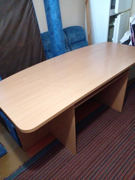 Продаётся стол руководителя в хорошем состоянии .