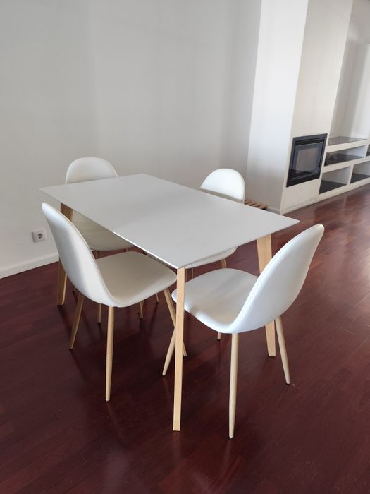 Conjunto Mesa e 4 cadeiras