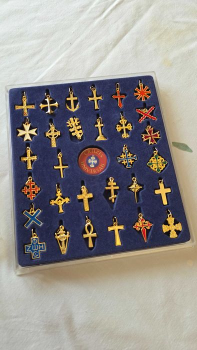 Caixa com 30 Pins com CRUZES UNIVERSAIS