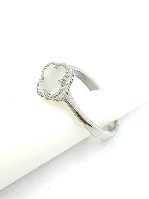 Pierścionek srebrny pr.925 z białą koniczyną r.17