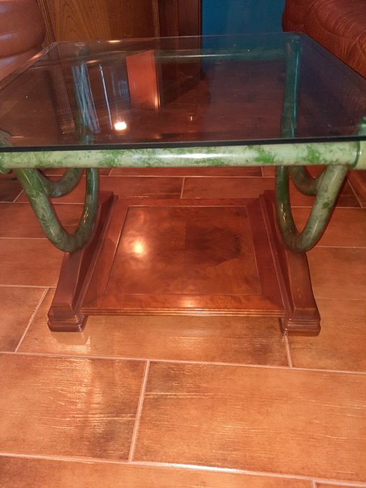 Mesa de centro com base em madeira