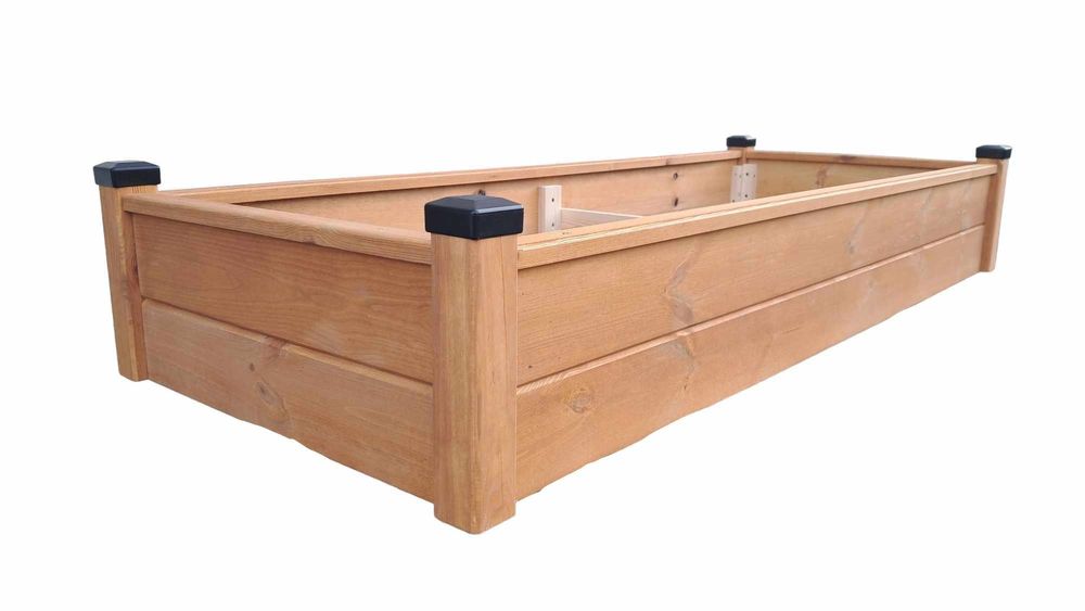 Obudowa mogiły z plastikowymi nakładkami na słupki.