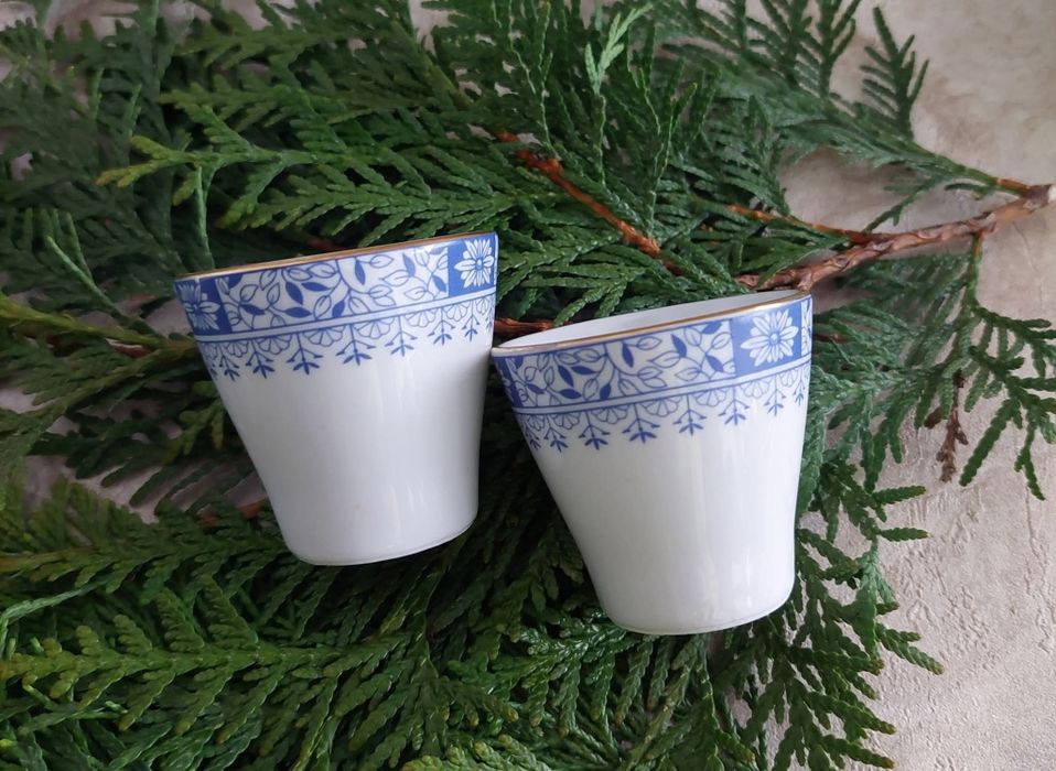 China blau dwa kieliszki do jajek, biała wysokiej jakości porcelana.