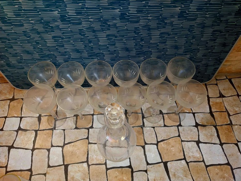 Garrafa e 12 Copos Vidro Antigos
