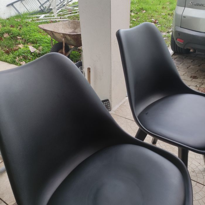 Cadeiras  pretas cozinha ou sala