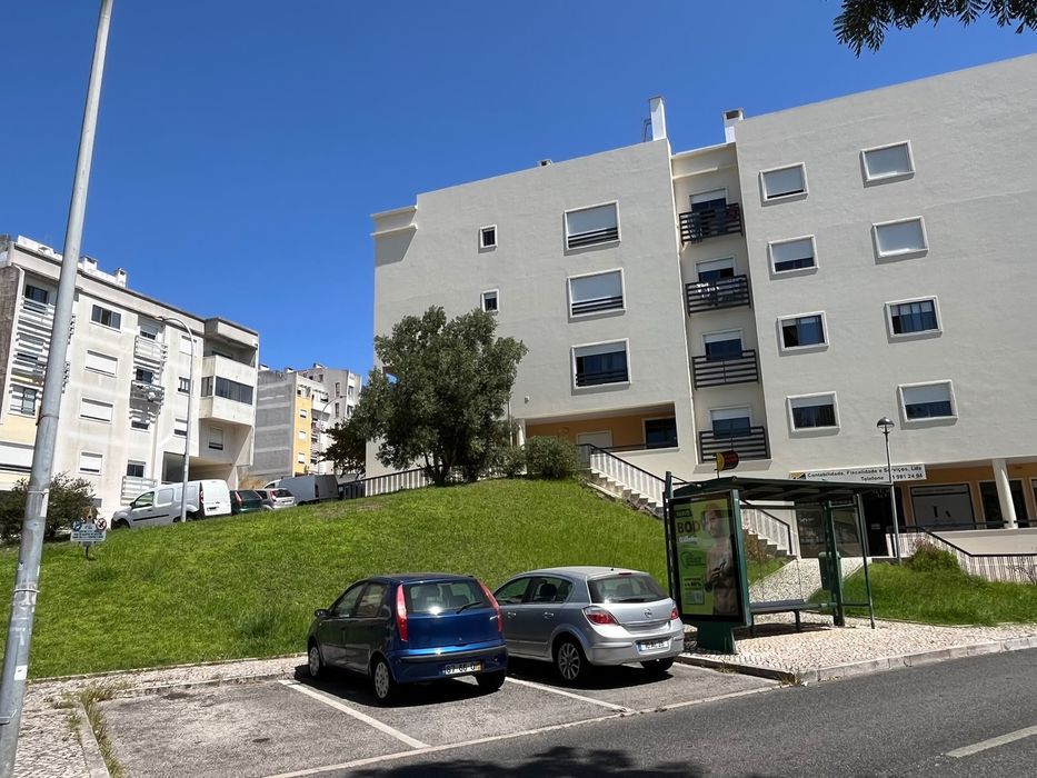 Vendo espaço de 54m2 + garagem, em processo de alteração para habitação em curso. Moinho do Guizo - Amadora