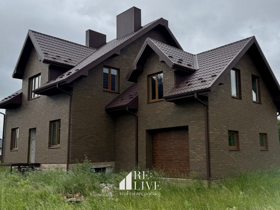 Продаж  будинку з гаражем за 10 хв від центру міста.