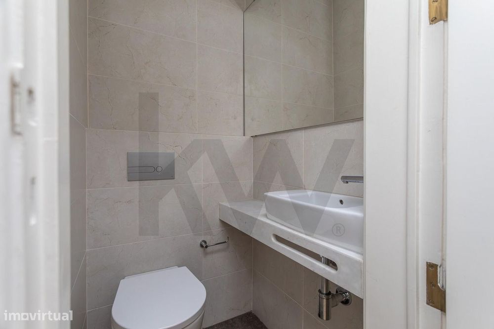 T2 renovado com varanda na Estrela | 2.300€/mês