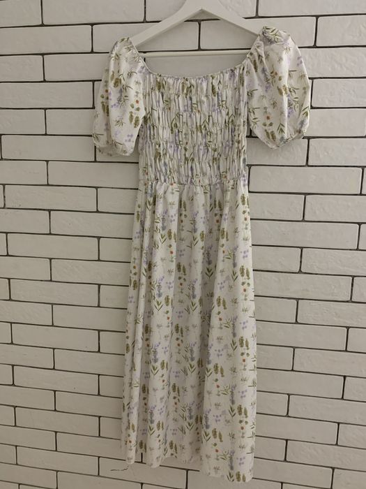 Ніжна сукня міді з квітковим принтом