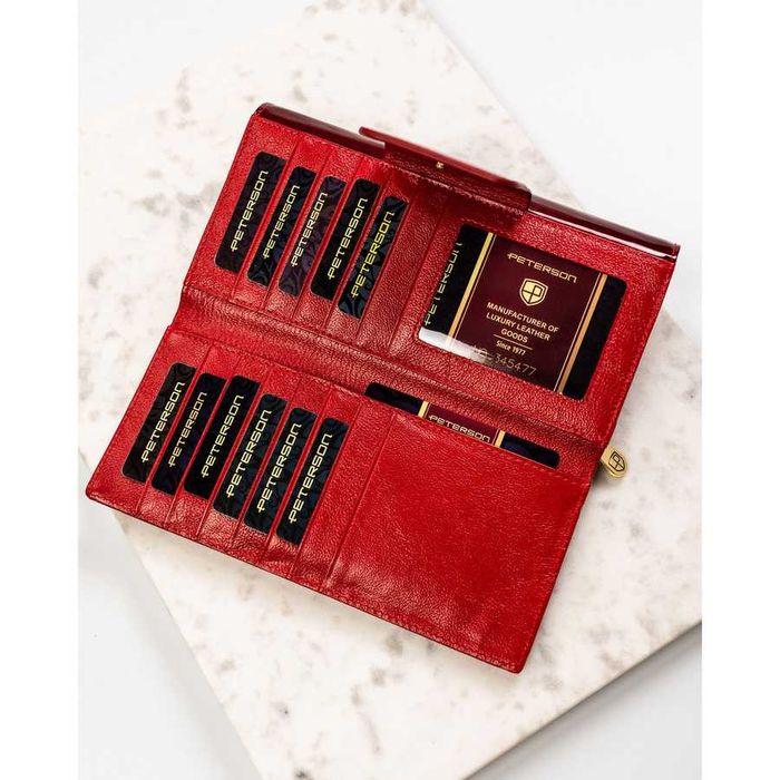 Portfel damski z lakierowanej skóry naturalnej zamykany na zatrzask