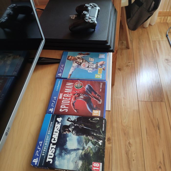 PS4 1TB impecável + comando+ jogos