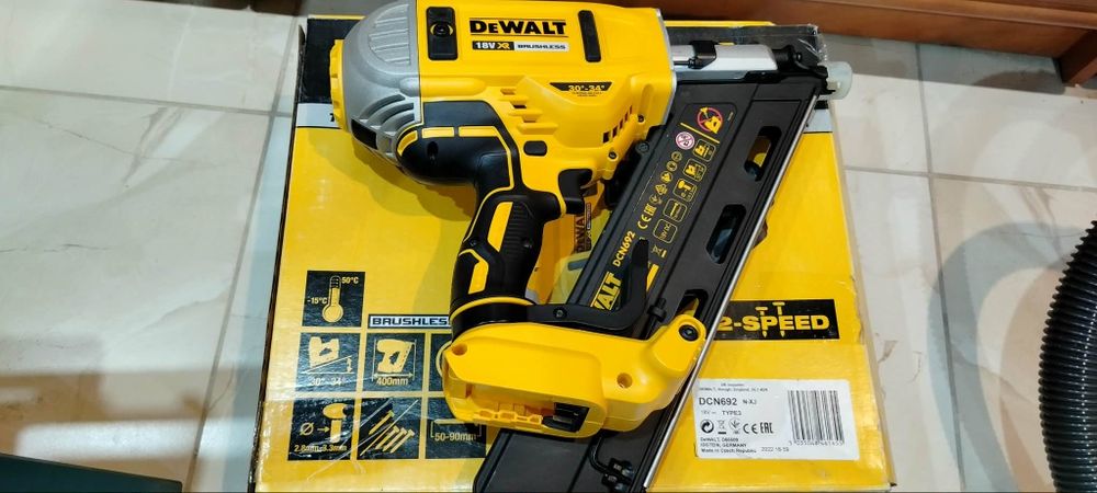Gwoździarka DeWALT DCN692N bez baterii oraz bez gwarancji