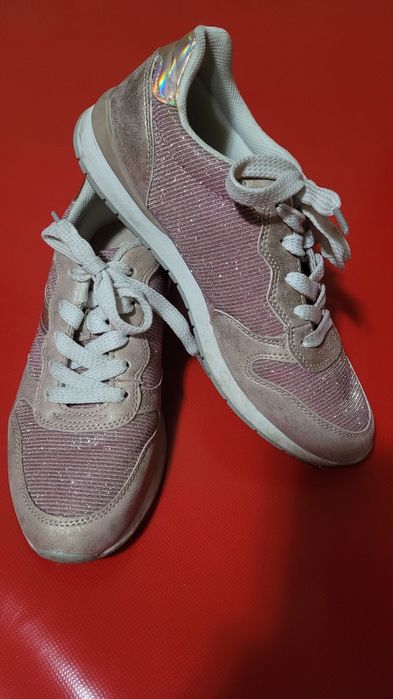 Błyszczące różowe sneakersy Vico, hit sezonu