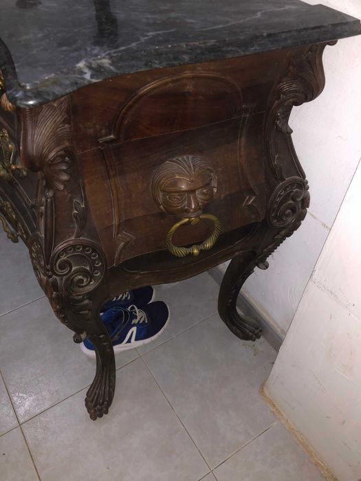 Móvel Antigo com Tampão de Mármore – Peça Única e Elegante