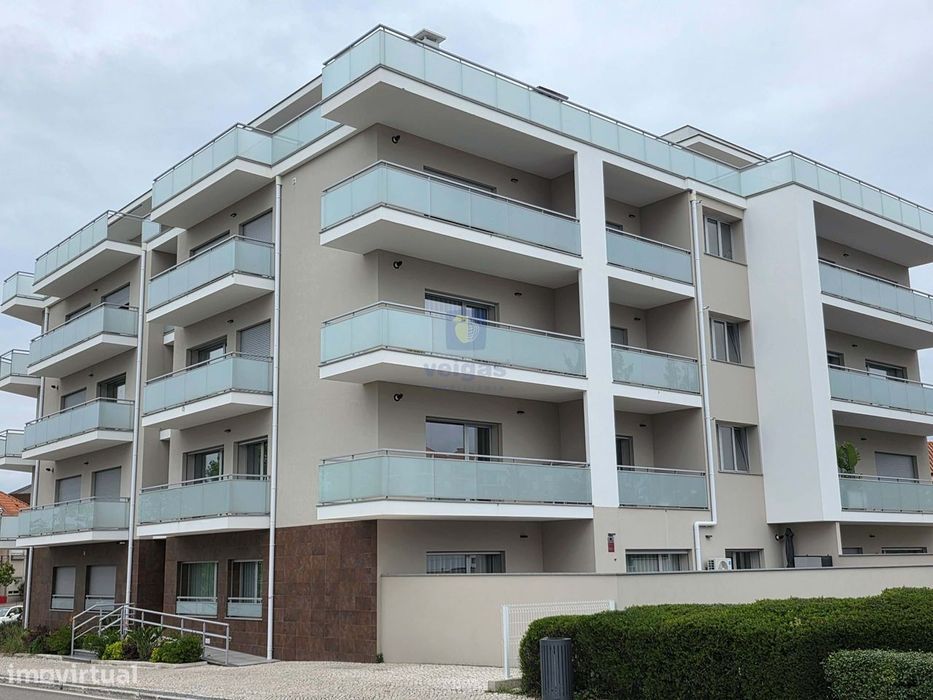 Apartamento semi-novo, T2, 2 WC, box p/ 2 carros e arrumos, em Leiria