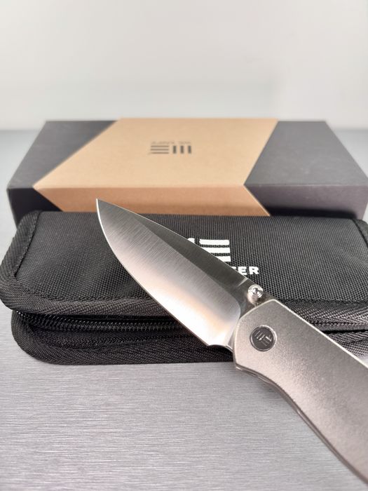 Nóż WE Knife Esprit – Titanium Orange Peel, CPM 20CV, nowy