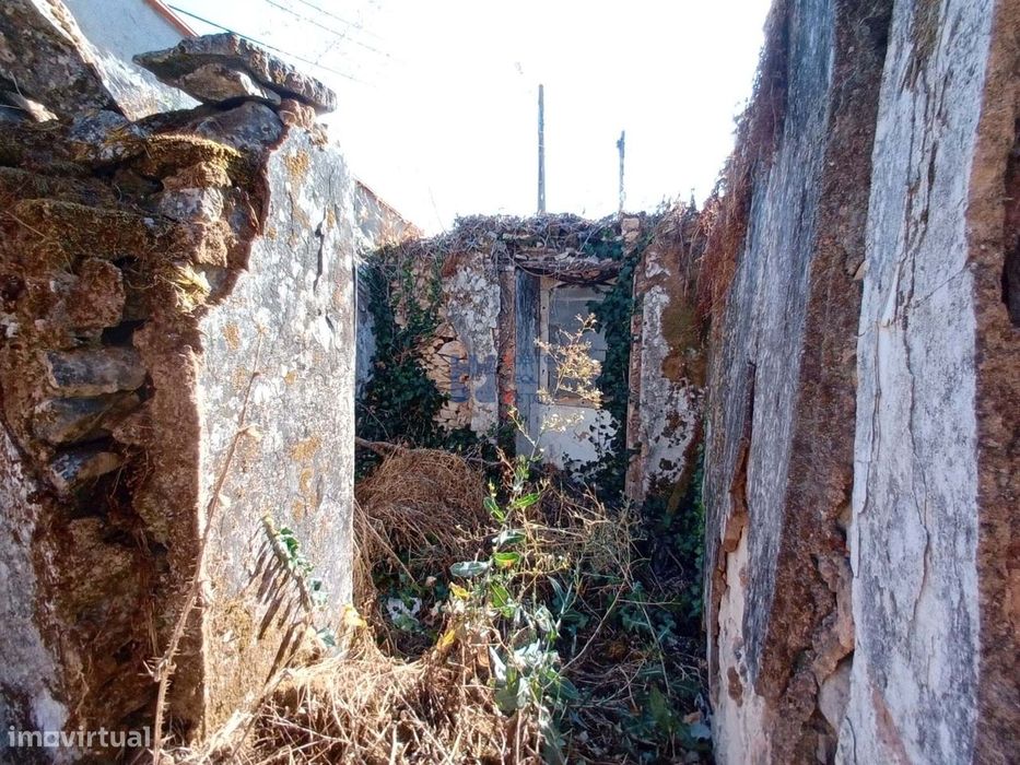 Moradia em ruina com terreno em Maxieira