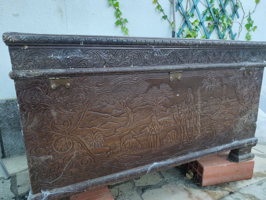 Arca de madeira com detalhes