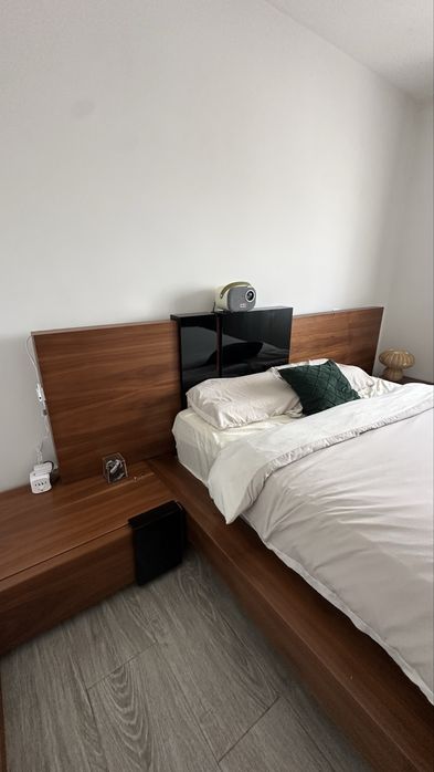 Cama Planeada por Medida com Mesas de Cabeceira Integradas | Como Nova (sem colchão)