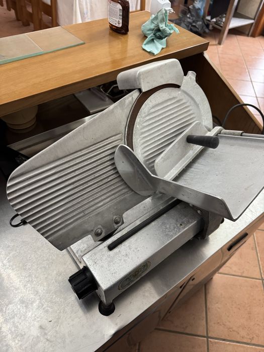 Maquina de fatiar fiambre etc
