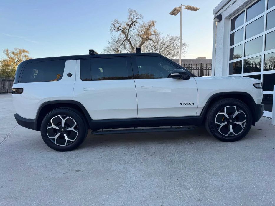 Rivian R1S      2022