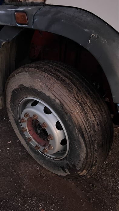 Camião Iveco com grua e basculante