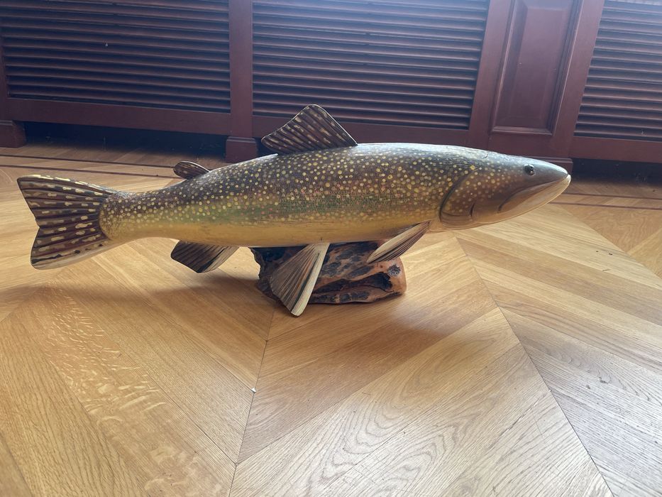 Drewniana rzeźba statuetka ryby pstrąg źródlany drewno duża