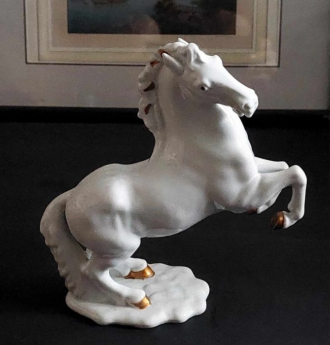 Porcelanowa figurka "koń w skoku"