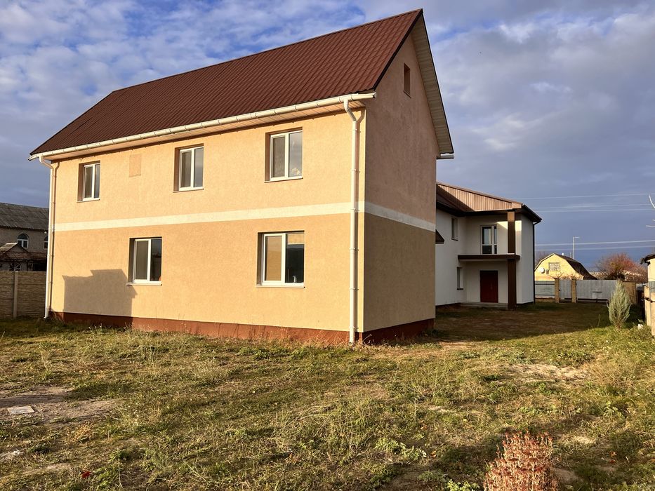 Продаж двох будинків за ціною одного