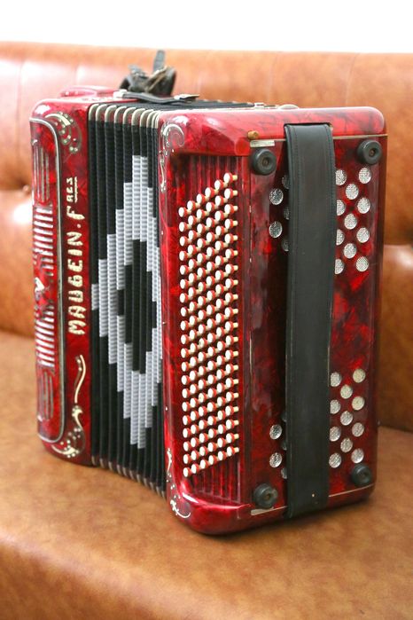 Acordeão vermelho com botões Maugein Fres