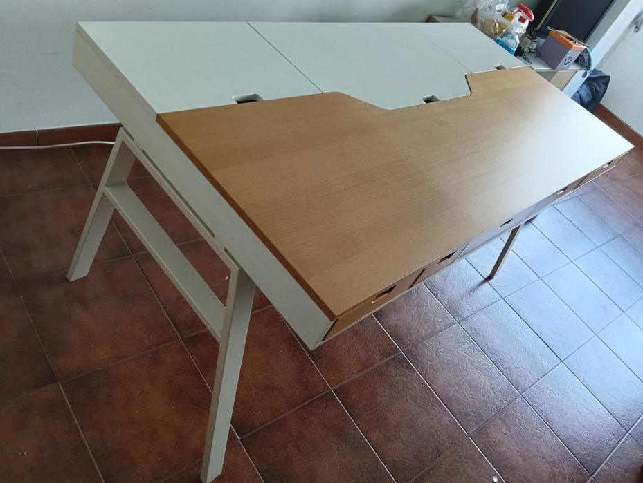 Mesa com arrumação marca IKEA