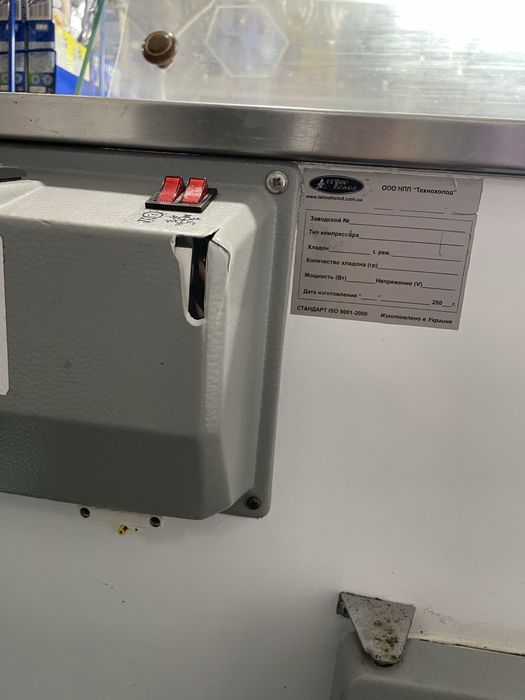 Холодильна вітрина б/у з холодильною камерою 2м