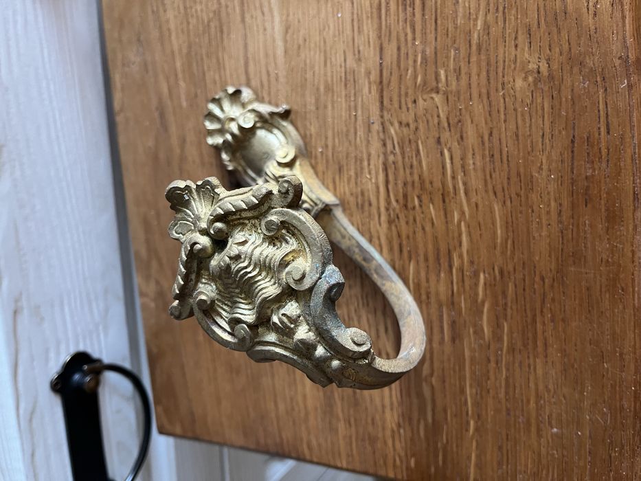 Mosiężny uchwyt ścienny w stylu rokokowym – ozdobny wspornik