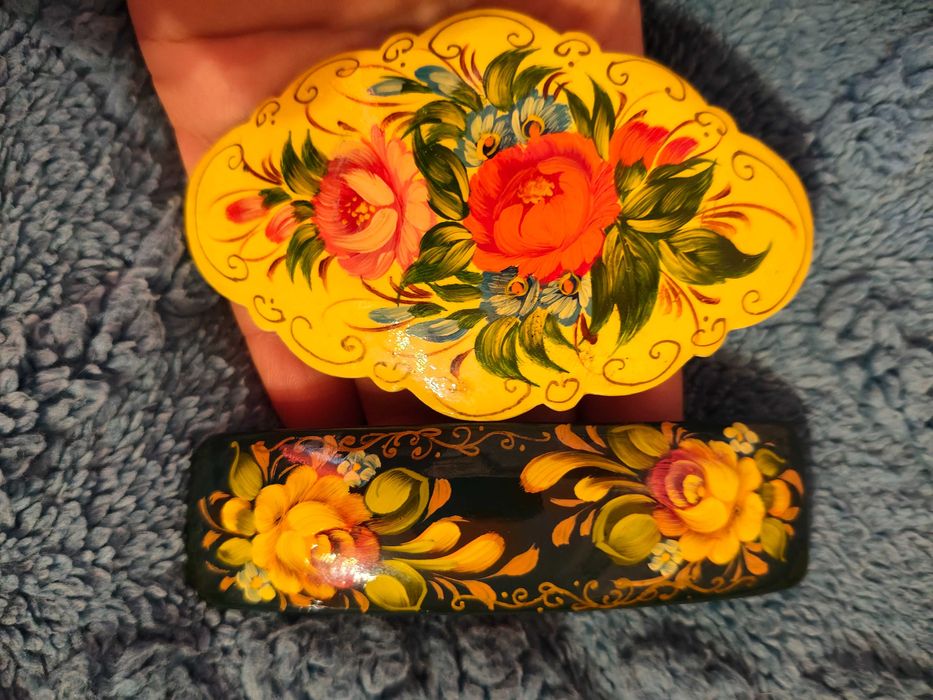 Ganchos e pulseiras pintadas a mao