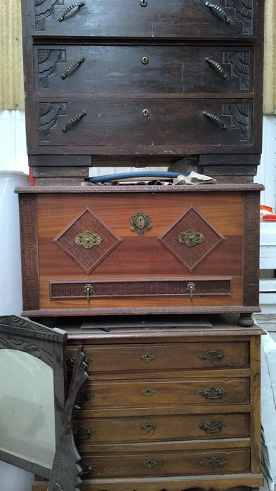 Móveis antigos em estado razoável