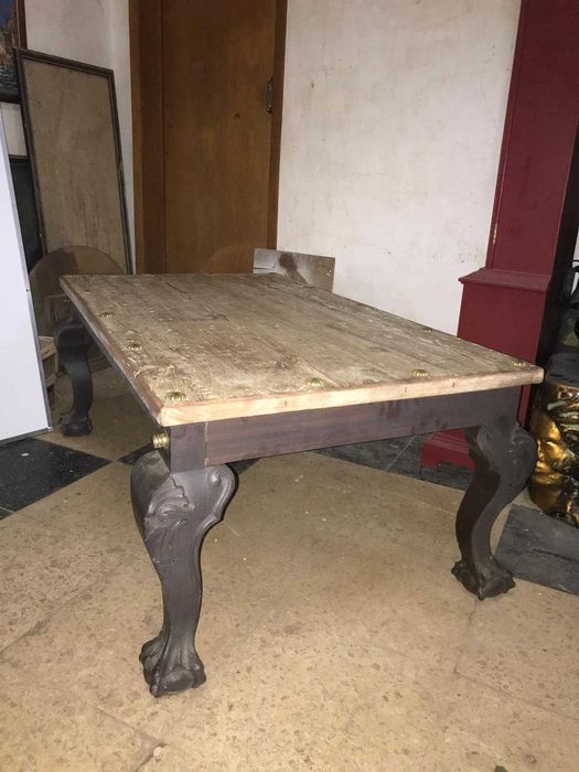 Mesa de sala em madeira com garras e ferragens