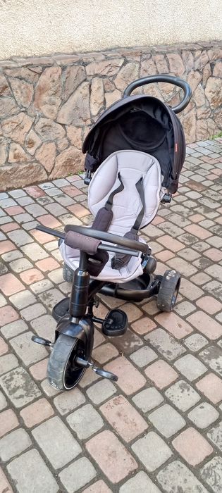 Дитячий трьохколісний велосипед.