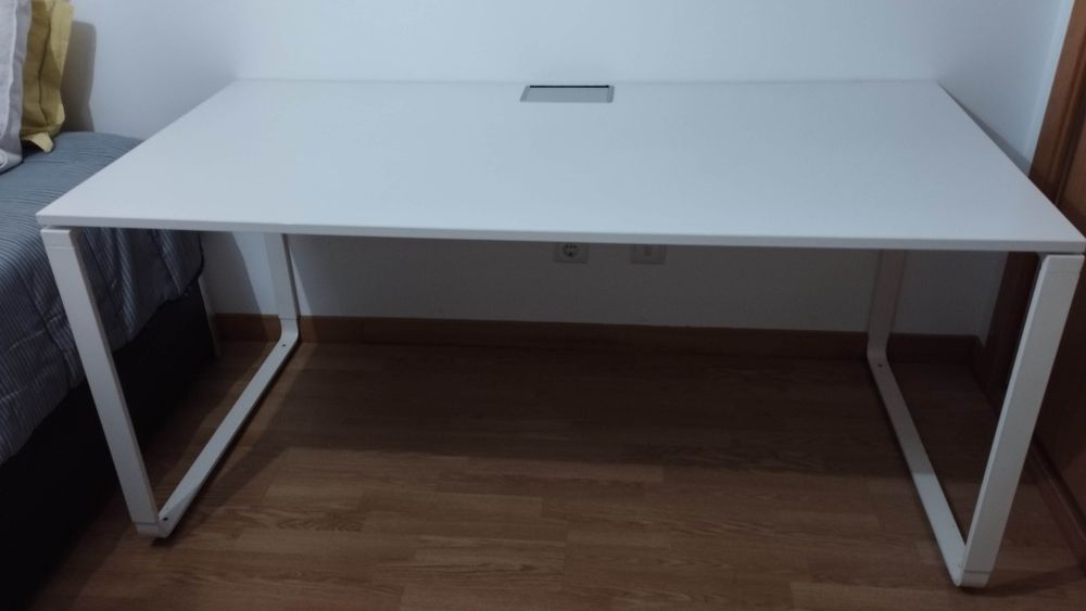 Mesa de escritório espaçosa